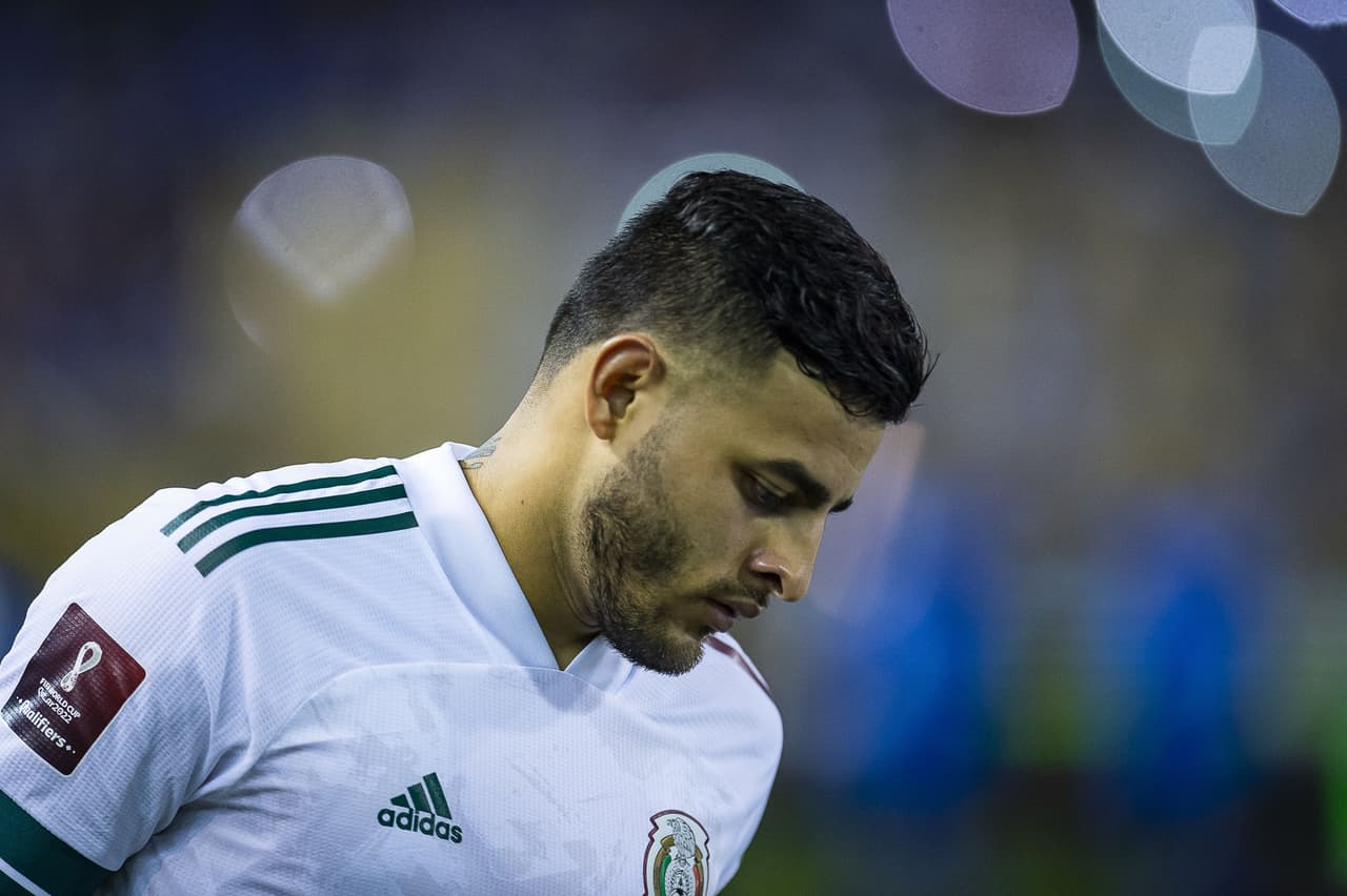 Alexis Vega se lesiona y sale de cambio por 'Tecatito' Corona