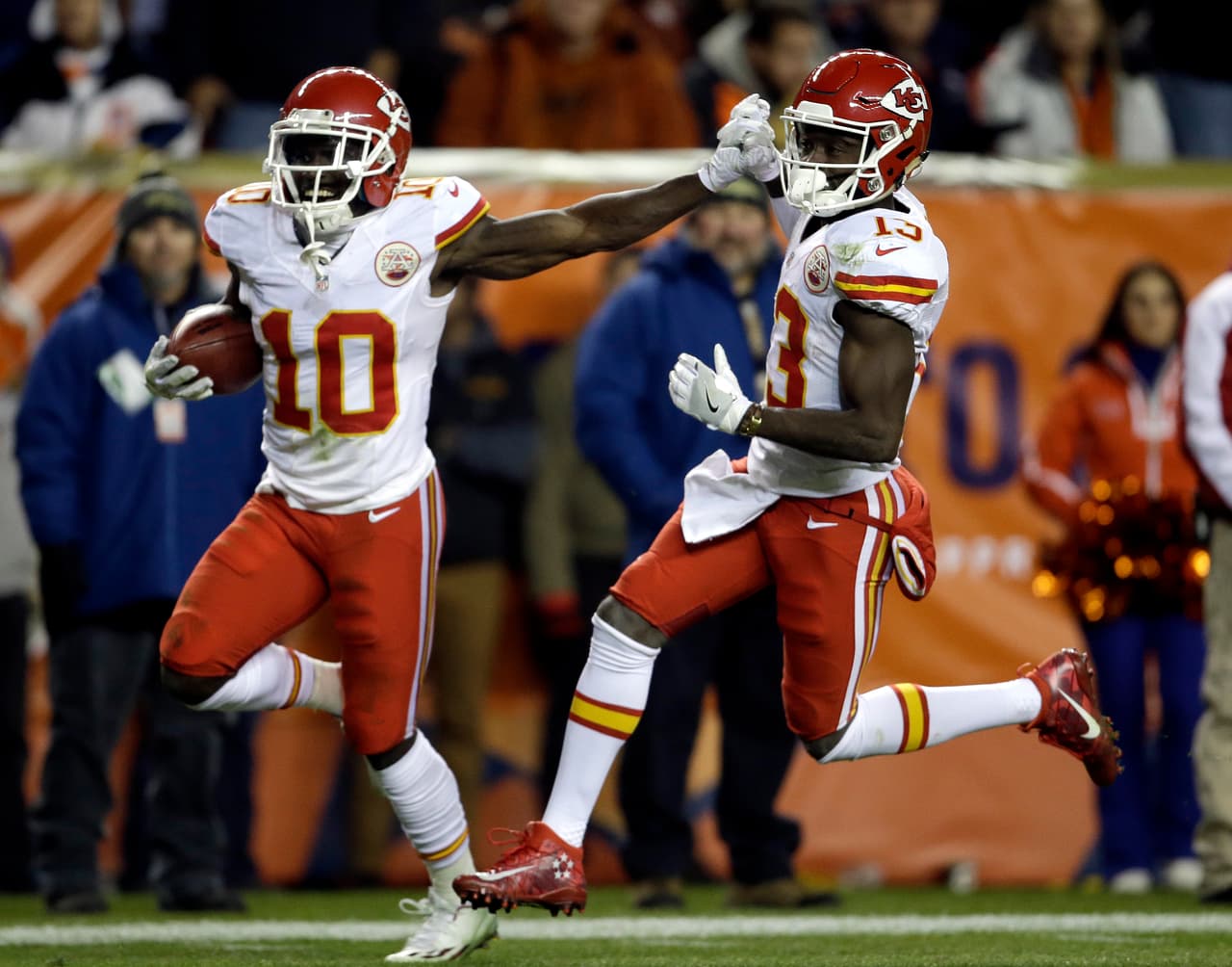 <b>Tyreek Hill – WR, Kansas City Chiefs</b>
<br>Los Jefes de Kansas City consiguieron una victoria importantísima en el Sports Authority Field de Denver y la gran revelación de la noche fue el joven receptor novato Tyreek Hill quien colaboró con tres anotaciones. El '10' anotó por la vía terrestre, recibiendo un pase y devolviendo una patada de salida, convirtiéndose apenas en el segundo jugador en lograr dicha hazaña después de Gale Sayers que lo hizo en 1965. Las estadísiticas del atleta de 22 años terminaron así: 9 recepciones 52 yardas 1 TD; 3 yardas por tierra 1 TD y 86 yardas 1 TD en regreso de Kickoff.