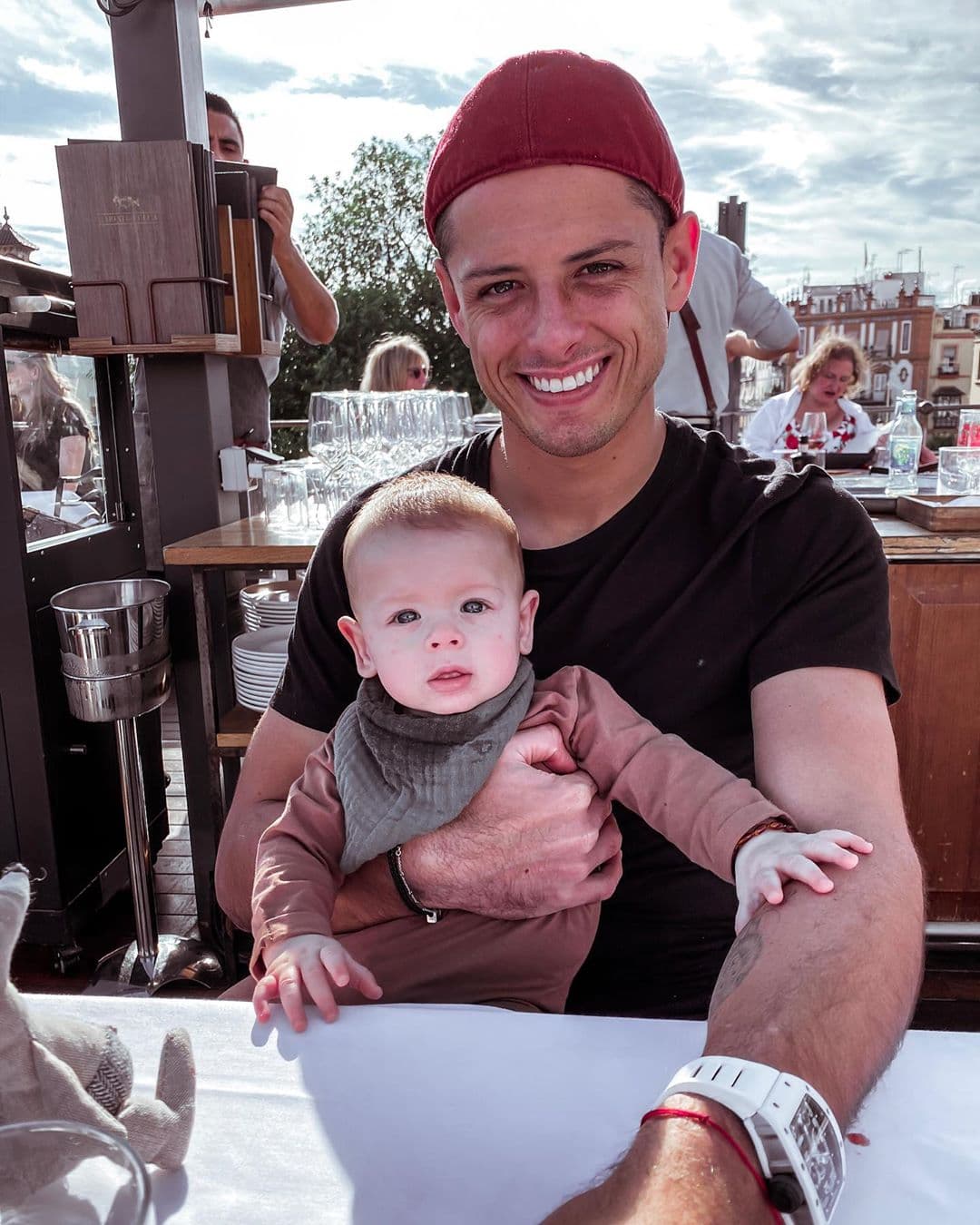 Mientras que para
<b>Chicharito</b>, es el aliado perfecto para sus locuras.