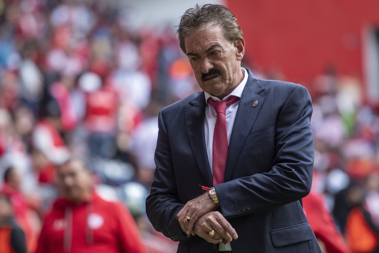 <b>Ricardo La Volpe, entrenador de futbol</b>
<br>Mucho se habló de un caso de acoso sexual por parte de La Volpe hacia la podóloga de Chivas. Ella levantó una denuncia por acoso sexual, se le dió una orden de aprehensión, pero no procedió porque él pidió un amparo.