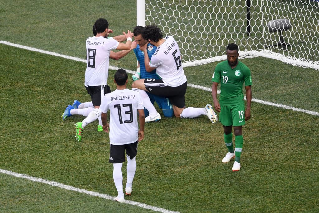 Los jugadores de Egipto aprovecharon para demostrarle su admiración en medio no solo de una jornada histórica para él sino por su brillante actuación.