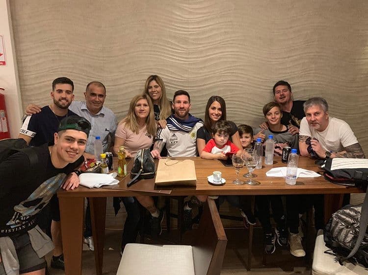 Lionel Messi compartió la celebración de su cumpleaños 32 con su esposa Antonela Roccuzzo, sus hijos y familia en las redes sociales.