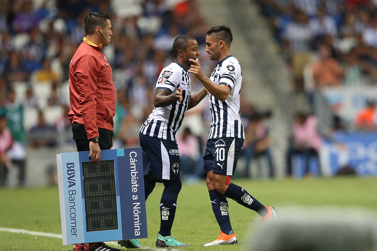 El colombiano Dorlan Pabón (centro) reemplazó al uruguayo Jonathan Urretaviscaya (derecha) que sigue sin mostrar su mejor nivel con Rayados.
