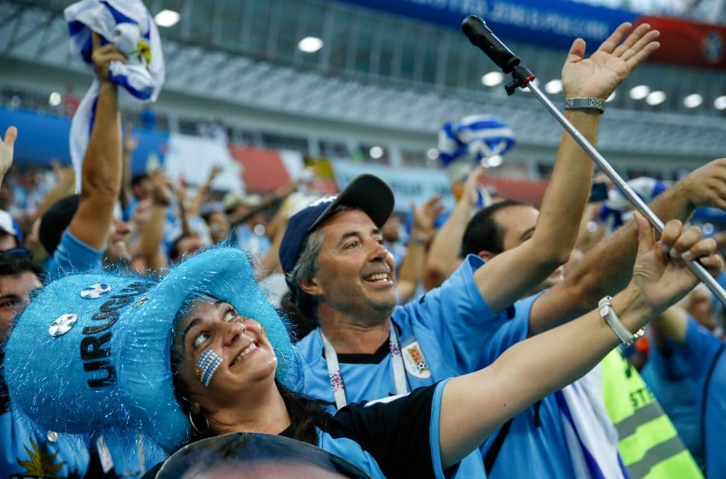 Los seguidores llegaron al Fisht Stadium en Sochi para disfrutar y mostrar su alegría en el partido entre Uruguay y Portugal, el segundo de las llaves de octavos de final del Mundial de Rusia 2018.