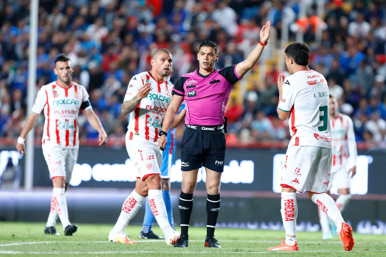 Jorge Abraham Camacho, el árbitro, dejó de expulsar a un par de jugadores por un conato de bronca.