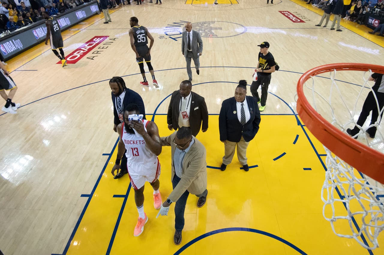 Volvió con cerca de siete minutos restantes en el segundo periodo y anotó 29 unidades a pesar de señalar que su visión estaba sumamente borrosa y que no podía ver “nada”.