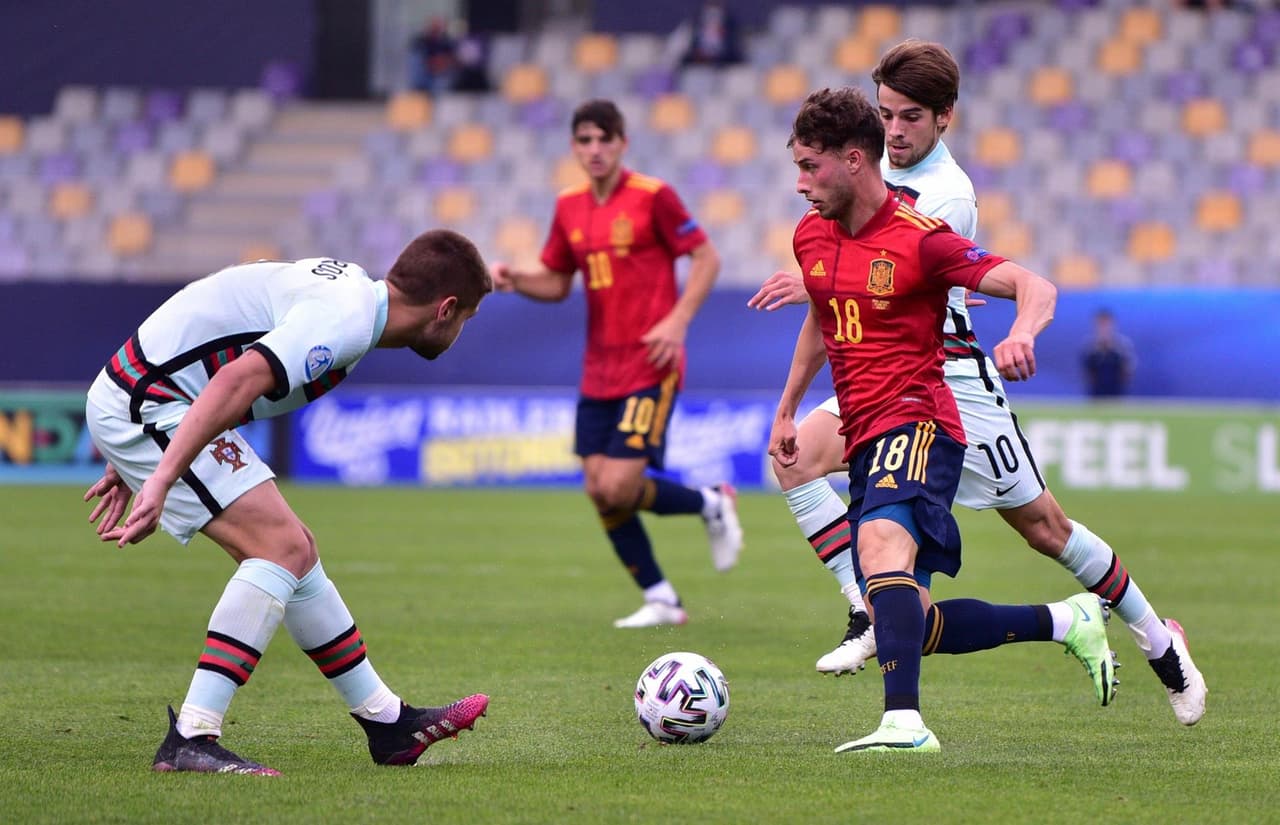 Portugal derrota a España por la mínima y es finalista de la Eurocopa Sub-21. Los lusos tuvieron poco acercamiento al área, y un toque desafortunado en el jugador español Jorge Cuenca, se convirtió en el gol que llevaría al equipo contrario a la final de esta justa. Su oponente será Alemania u Holanda.