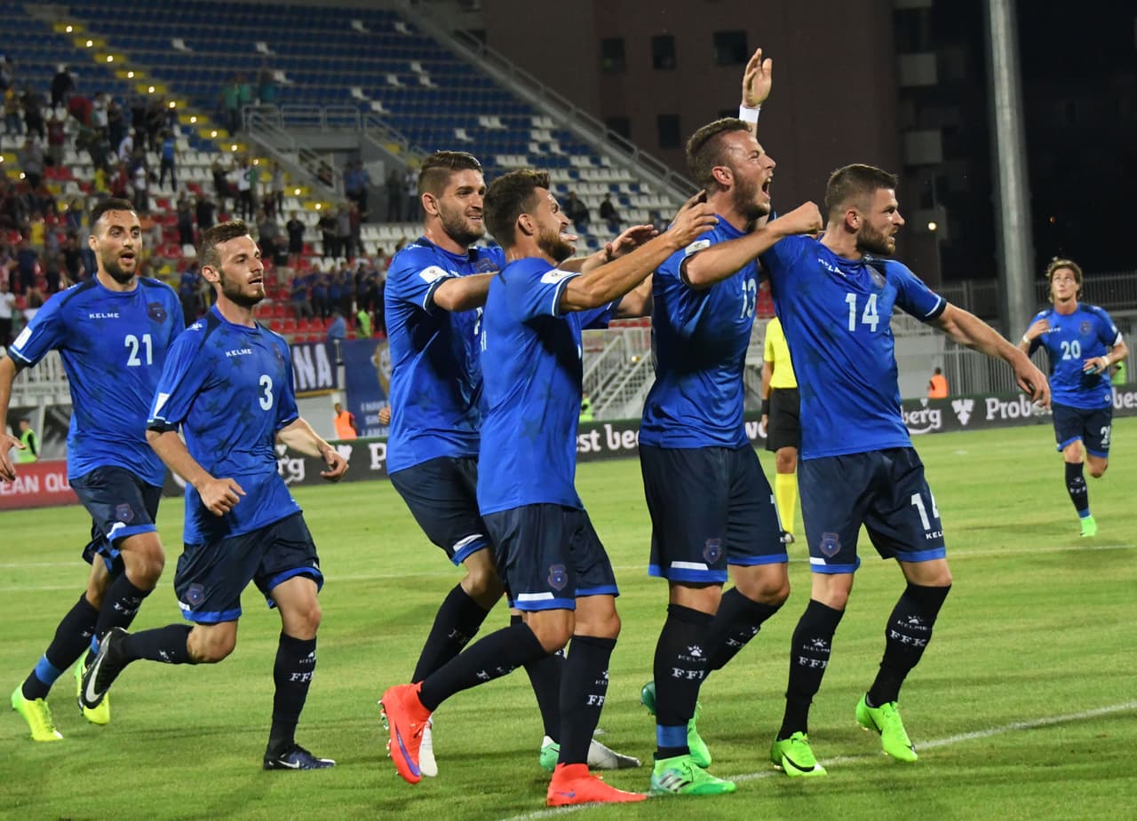 Ni Shaquiri ni los hermanos Xhaka pudieron jugar por la selección de Kosovo que recién fue aceptada por la UEFA y la FIFA en 2016.