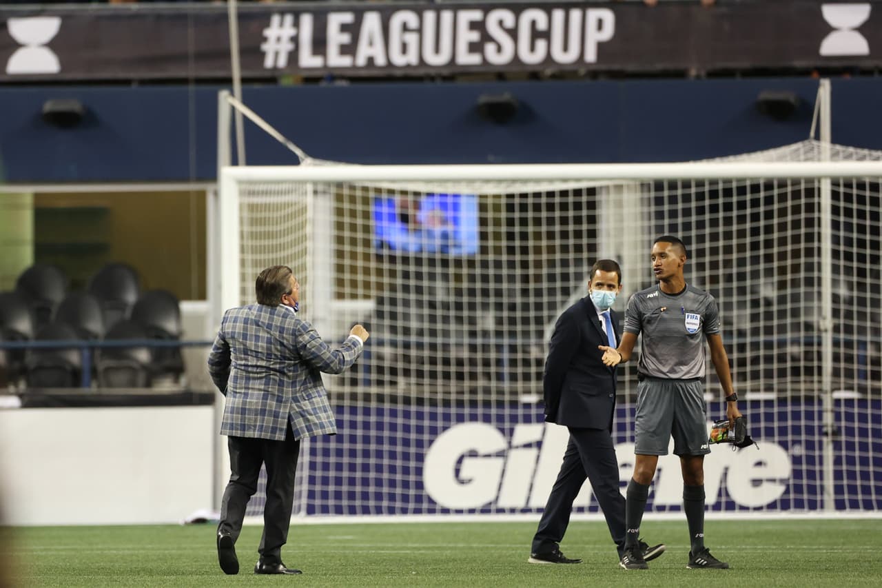 Herrera acusa que árbitros en Leagues Cup no quieren que gane México