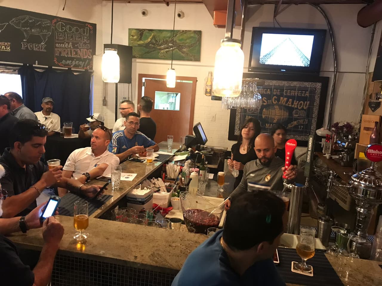 La Peña Madridista en Miami se reunió en el Café Real para vivir el partido de los octavos de final ante el Paris Saint-Germain, juego definitivo para conocer cuál de los dos equipos pasa a la siguiente ronda después del 3-1 a favor en el Santiago Bernabéu.