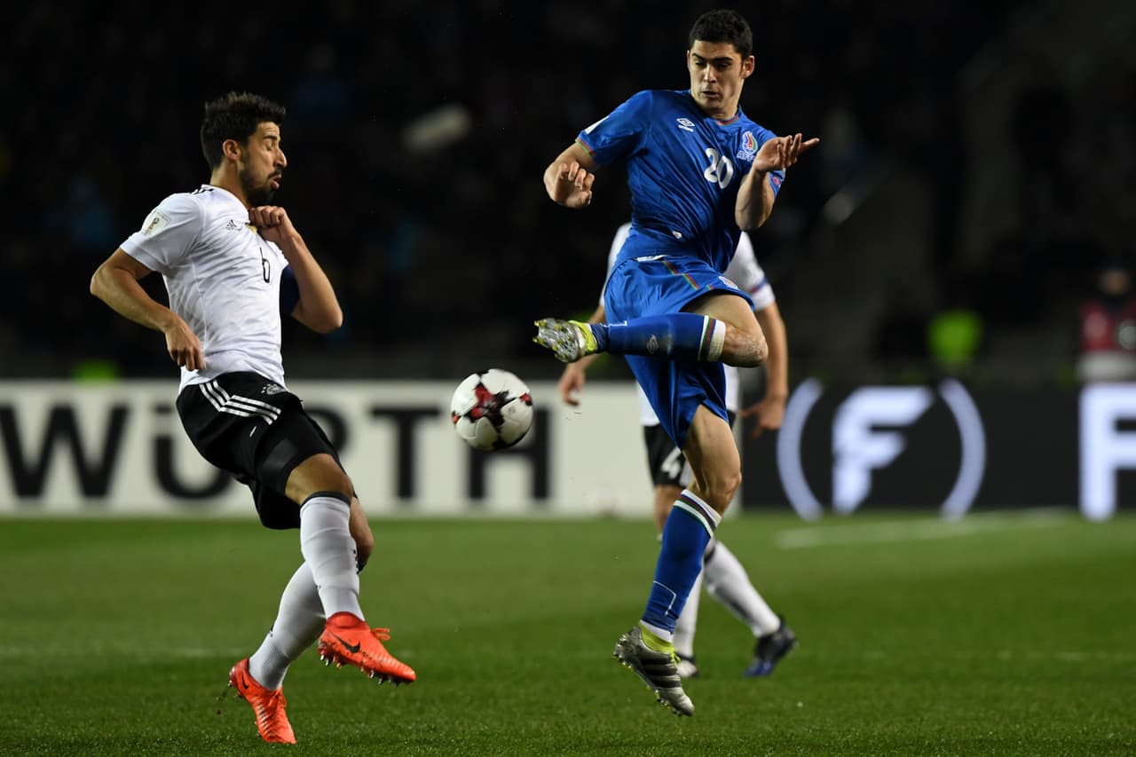 Un duelo entre Khedira y el delantero Ramil Şeydayev en la mitad del campo.