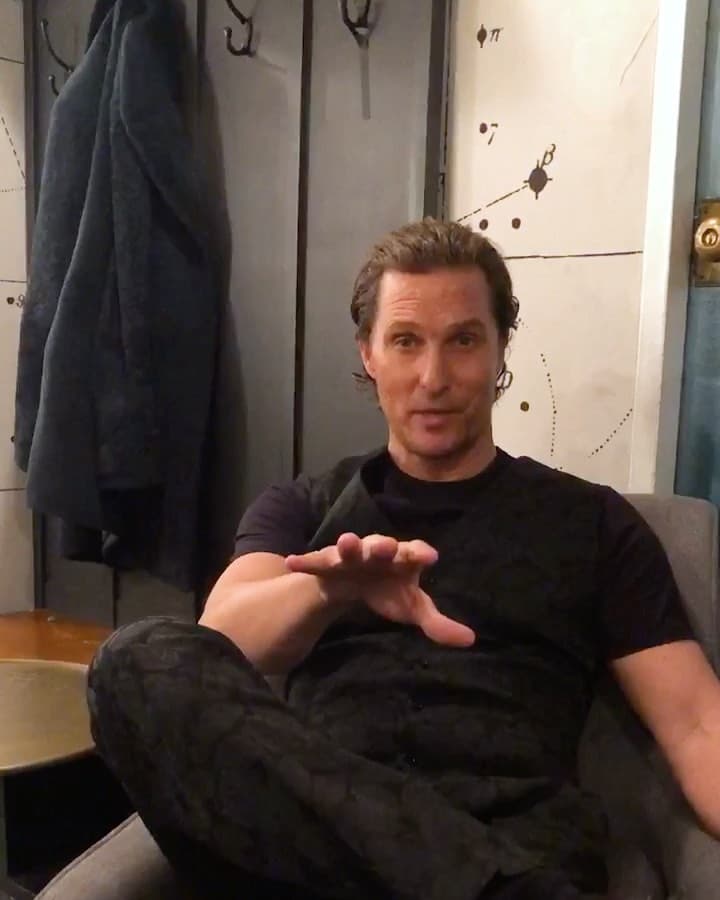 Hinojosa le dijo a TMZ el mes pasado que cree que el actor ganador del Oscar podría vencer a Abbott, quien fue elegido por primera vez en 2014.