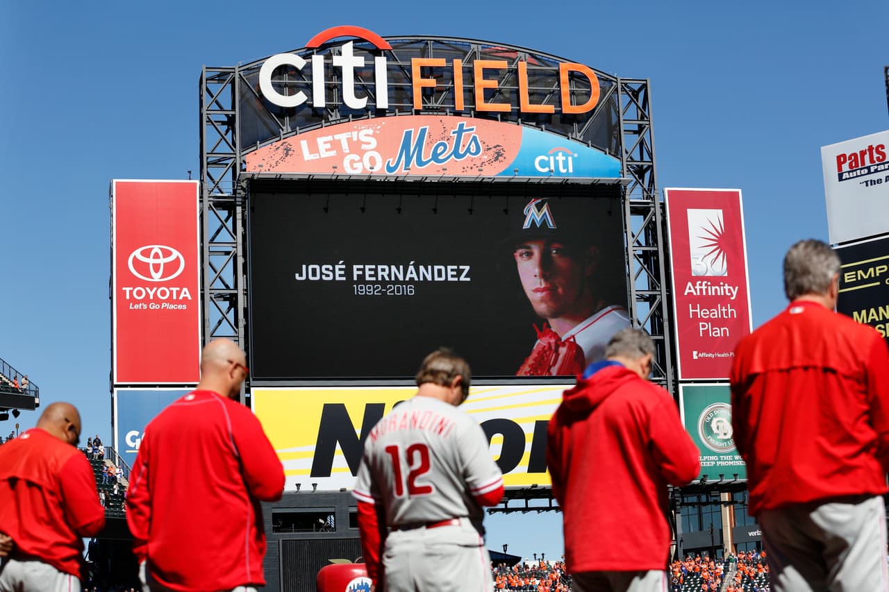 Los jugadores de los Filis de Philadelphia rinden homenaje a José Fernández este domingo.