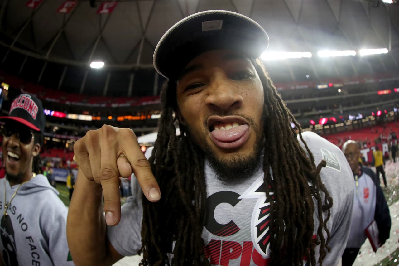 Jalen Collins fue uno de los jugadores que lideró tanto en el partido como en la celebración de los Atlanta Falcons.