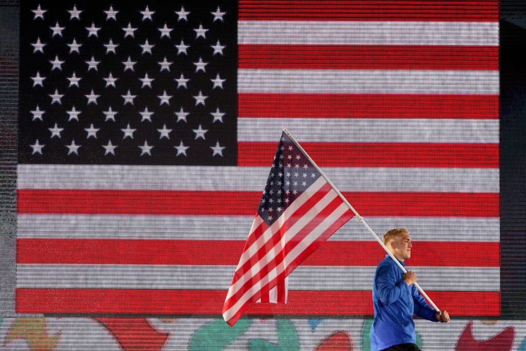El capitán de la selección de rugby de Estados Unidos, Alex Cleary, con la bandera en la ceremonia inaugural.
