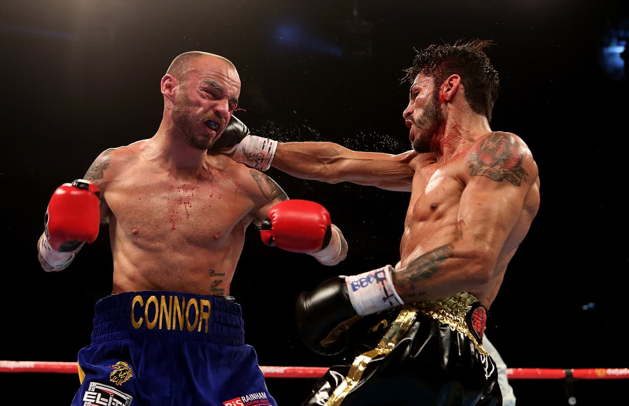 Jorge Linares defendió el título ligero del CMB contra el británico Kevin Mitchell el 30 de mayo en Londres. El campeón cayó a la lona en el quinto asalto y fue dominado hasta el noveno round, el venezolano reaccionó y empezó a meter buenas combinaciones, tiró a Mitchell en el décimo rounds y después se le fue encima para que el réferi detuviera la contienda.