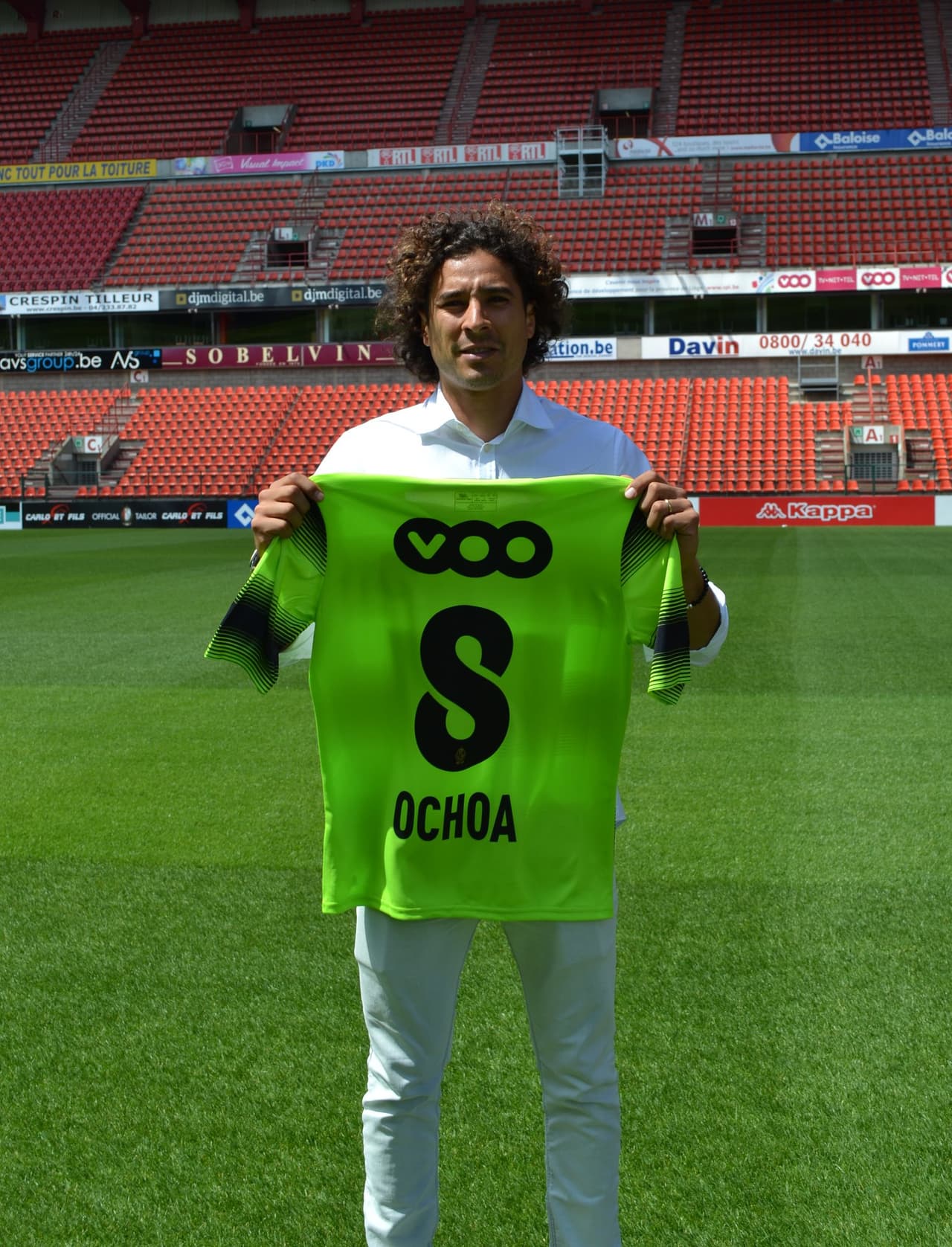 Memo Ochoa fue presentado con el Standard Lieja y llevará un número muy inusual en su playera