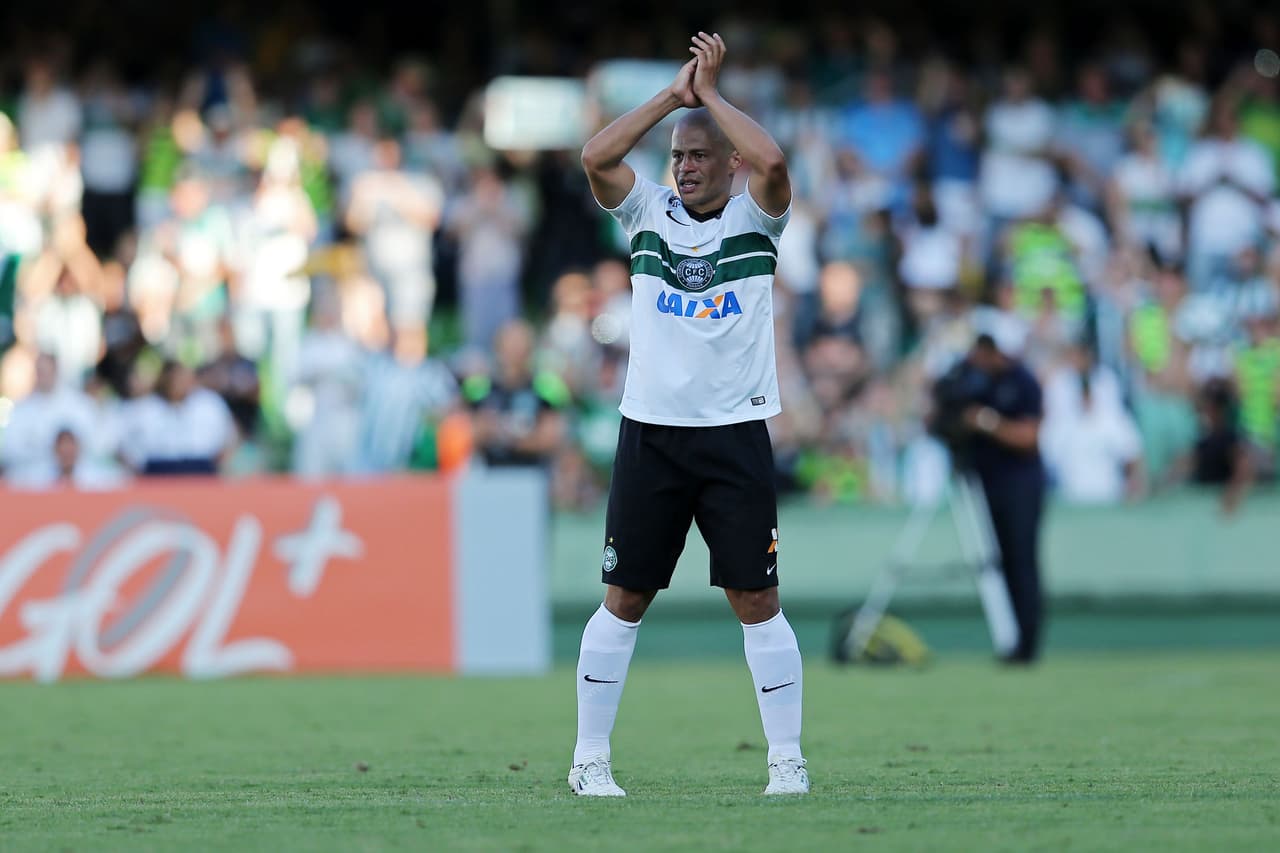 Otro de los jugadores que estuvo involucrado en la iniciativa fue Alex, de experiencia en Europa, por lo que Silva manifestaba: "Hemos pasado años en Europa y no hemos visto una evolución en la organización del fútbol brasileño"