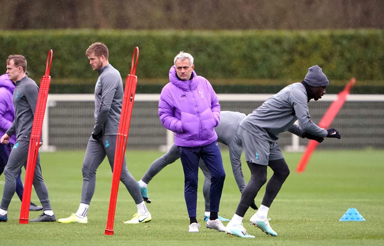 José Mourinho viola las normas de distancia por coronavirus