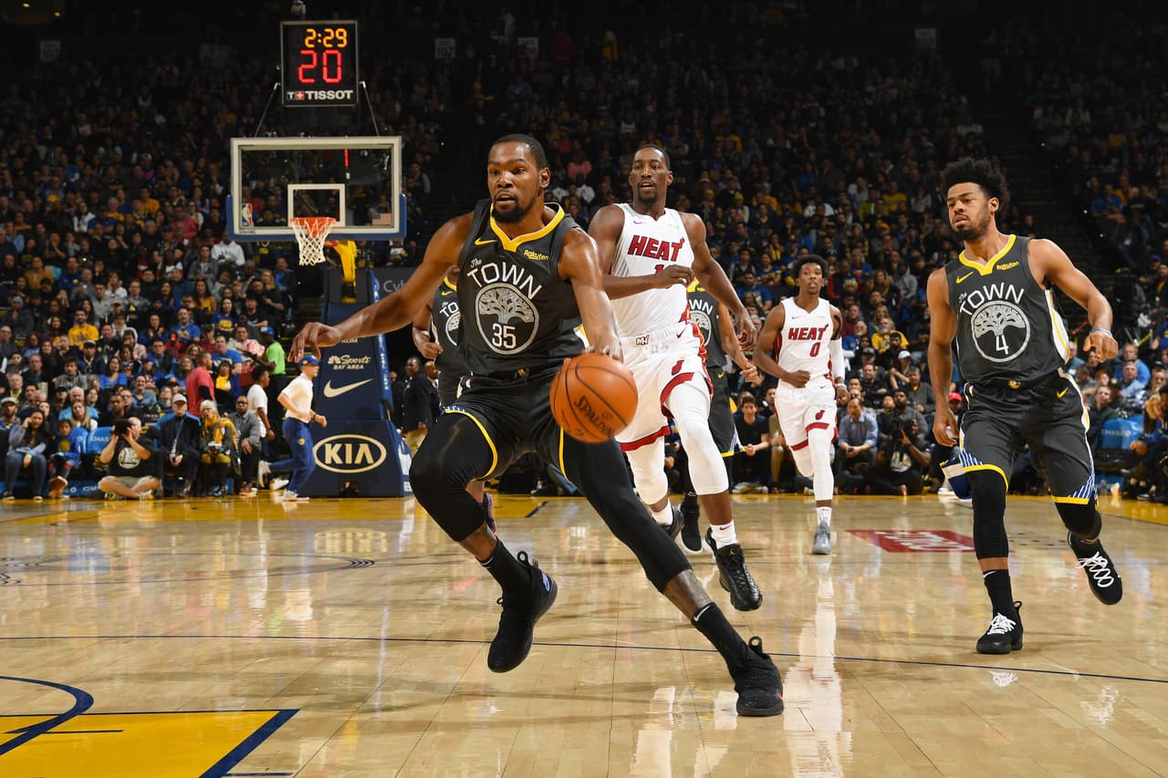 Junto a Stephen Curry y Klay Thompson, Kevin Durant brilló para los californianos con 39 puntos, seis rebotes y cuatro asistencias.