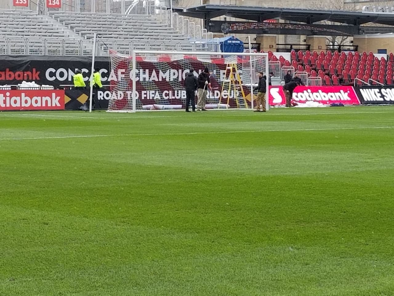 Las condiciones del terreno son aceptables para el juego de ida entre Toronto FC y Chivas de Guadalajara, en medio de un clima frío que sin duda cuenta como factor en el escenario.