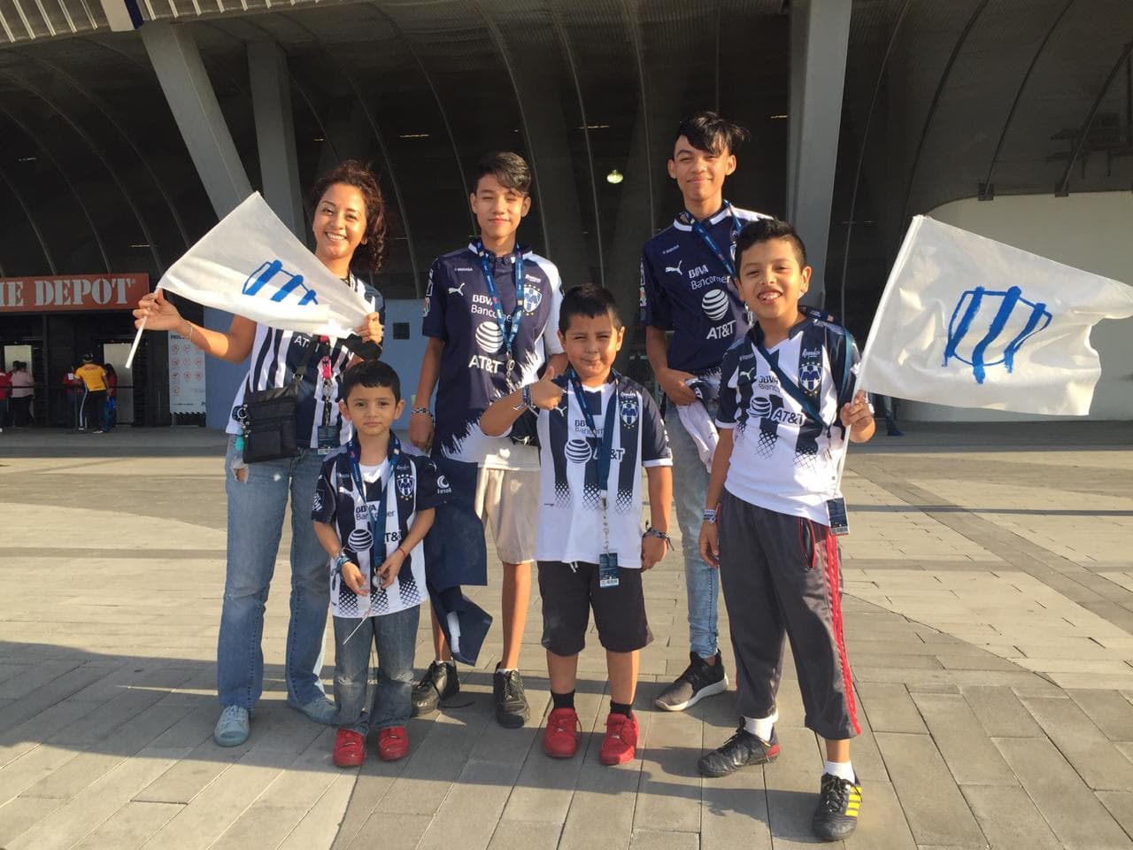 Así se vivió el ambiente dentro y fuera del Estadio BBVA previo al arranque de la Final de la Liga MX en el juego de Vuelta en el que se sabrá si Rayadas o Tigres se coronan en la Liga MX Femenil. Un marco esplendoroso se vivió con dos aficiones muy conectadas.