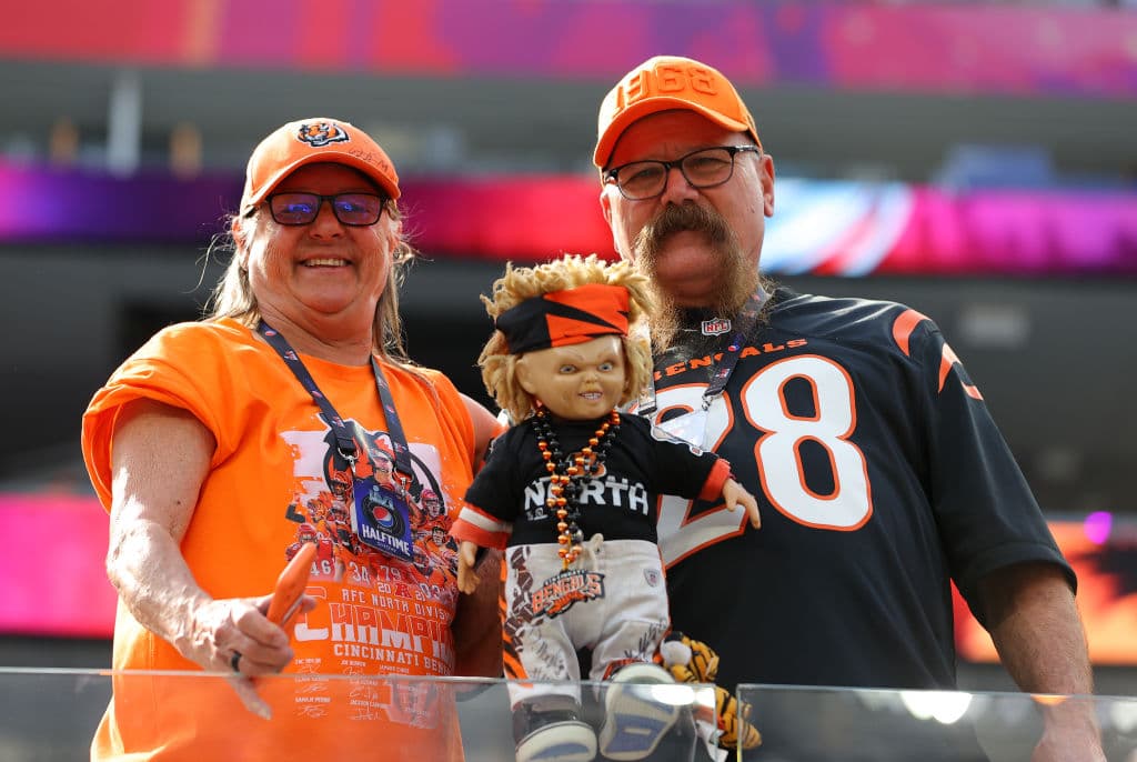 Así viven su pasión los fanáticos que se dan cita en el Estadio SoFi de Los Ángeles, donde se medirá el equipo local contra los Cincinnati Bengals en el Super Bowl LVI de la NFL.