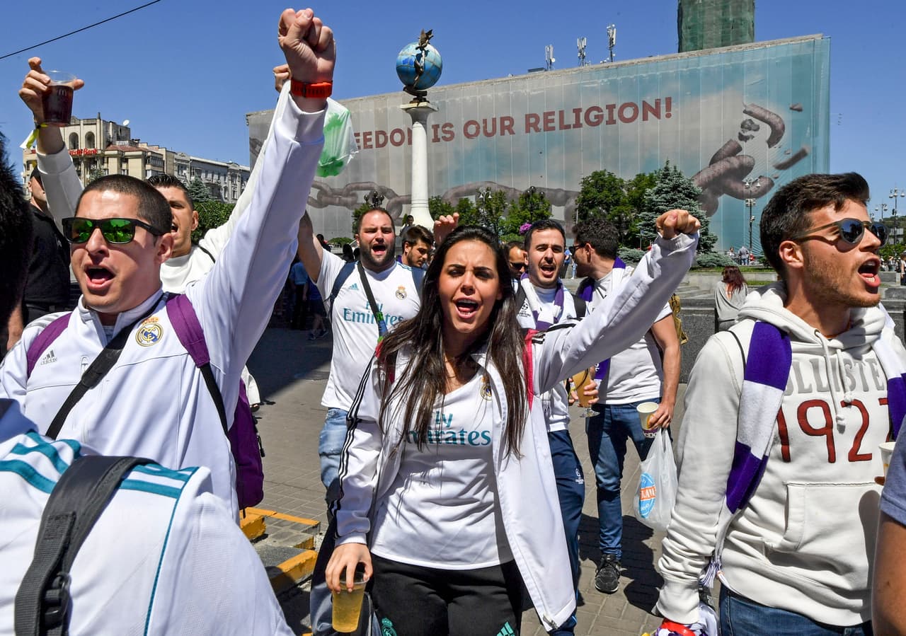 Alguna linda fanática también se hacía presente en los alrededores del estadio.