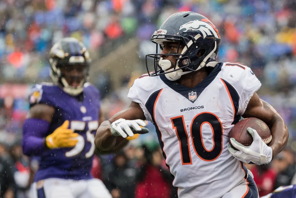 En una jugada de truco, el receptor Emmanuel Sanders tuvo una carrera de 35 yardas para escaparse hasta 'tierra prometida' y devolverle la ventaja a Denver 14-7 en el mismo primer periodo.