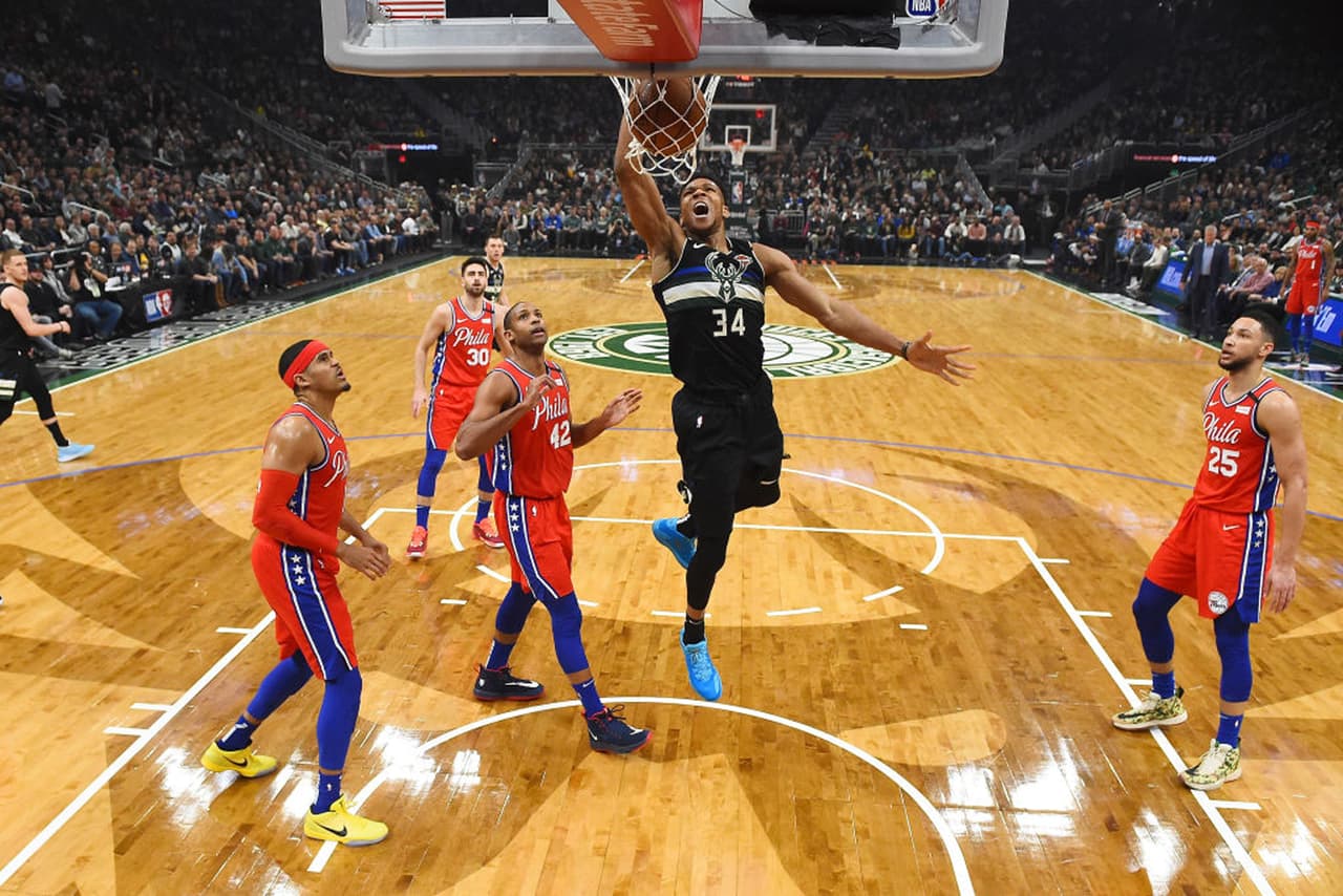 Antetokounmpo brilla en triunfo de Bucks sobre 76ers