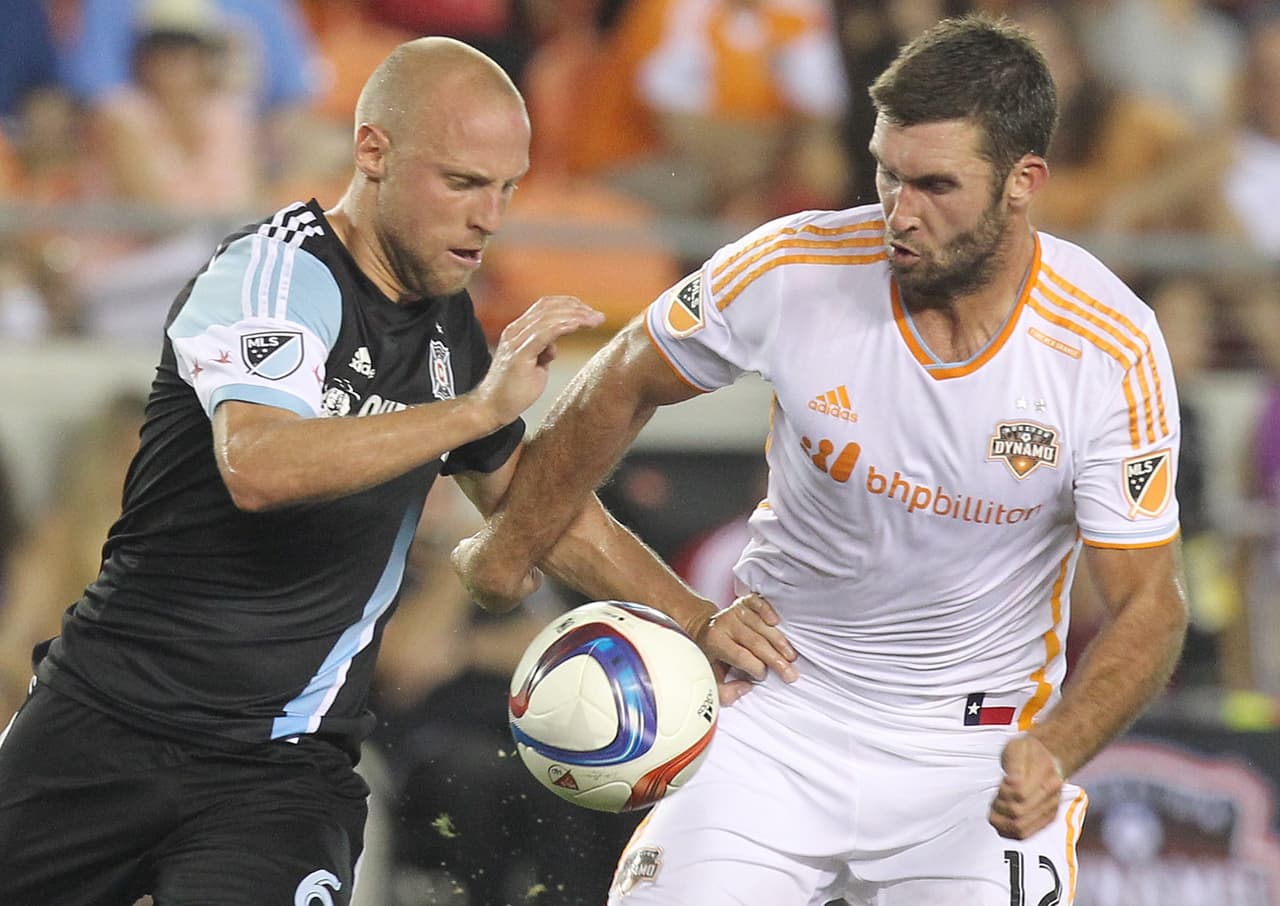 Lucha entre el defensor del Chicago Fire Eric Gerhig y el goleador de Houston Dynamo, Will Bruin.