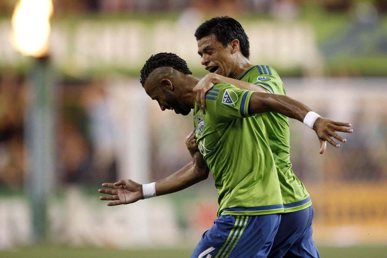 El inglés Tyron Mears celebra junto al mexicano Gonzalo Pineda su bombazo de último minuto para el triunfo de Seattle Sounders 1-0 sobre el Superlíder D.C. United