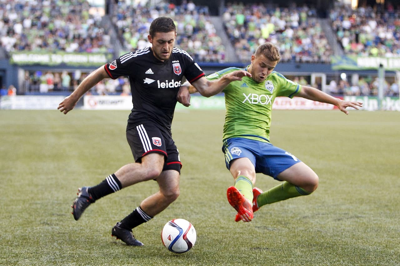 El brasileño Thomas va al cierre de Chris Korb. Eso es intensidad.