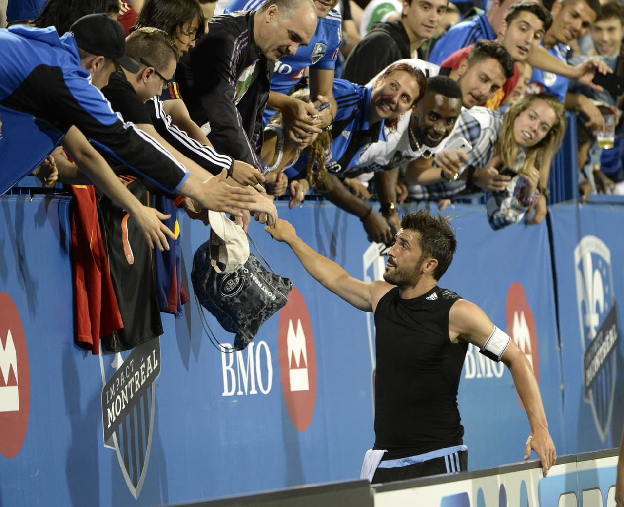Hasta los hinchas rivales saludan a David Villa después de su enorme actuación en Montreal.