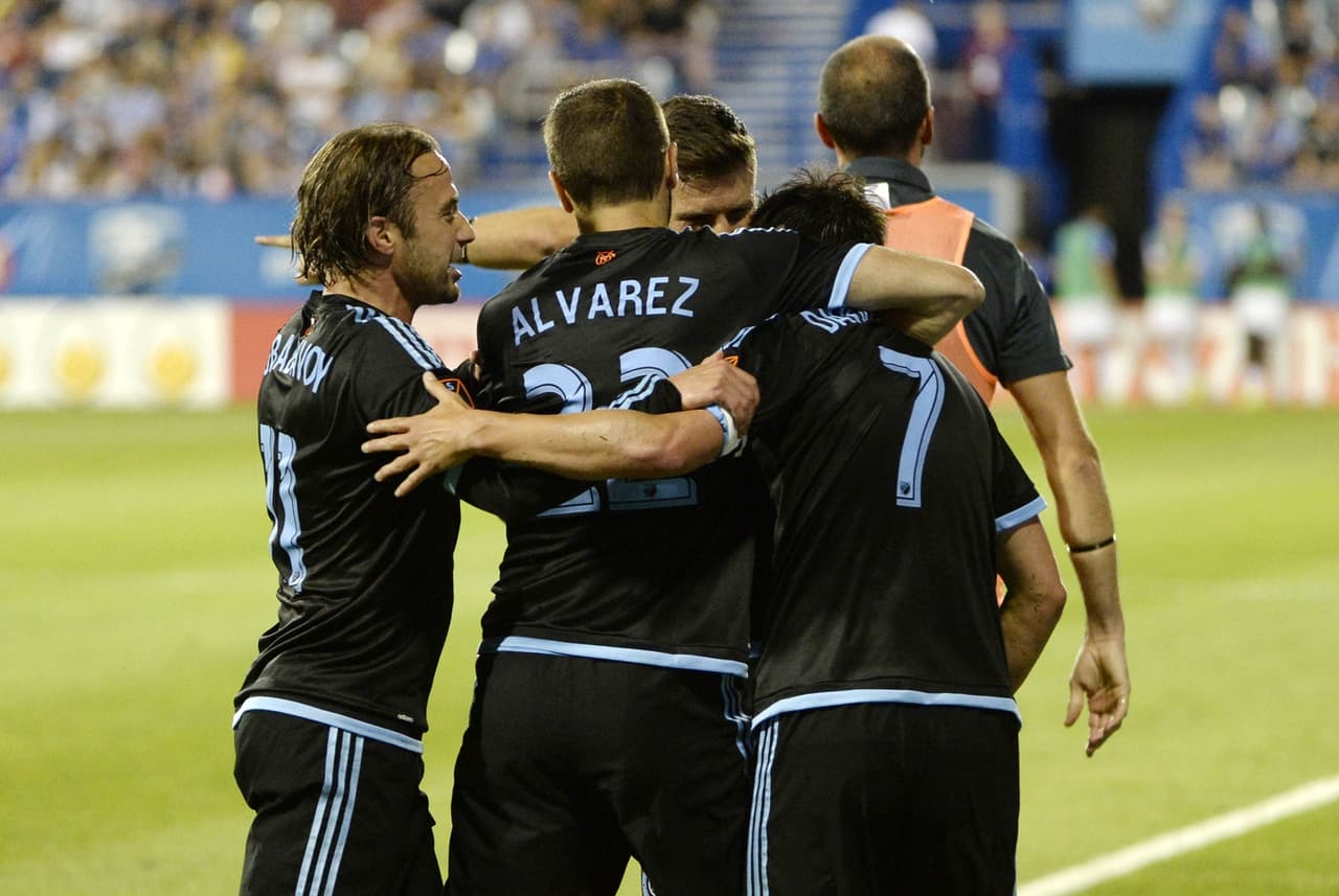 Todos abracen al 7. David Villa, el jugador más valioso del New York City FC en la victoria como visitante sobre Montreal Impact.