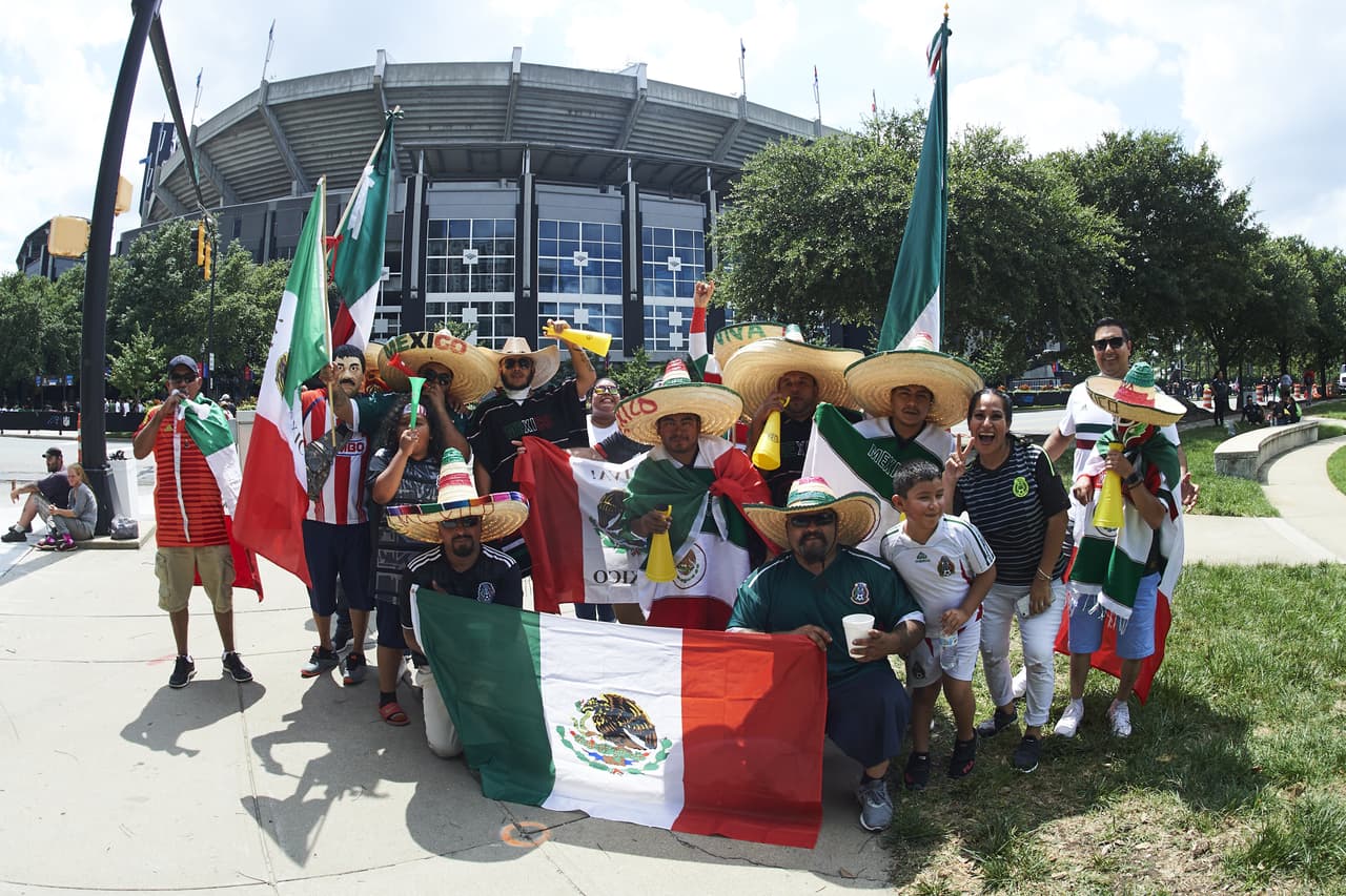 En las afueras del Bank of America Stadium los fanáticos mexicanos se alistan para el juego del Tri contra Martinica por el Grupo A de la Copa Oro.