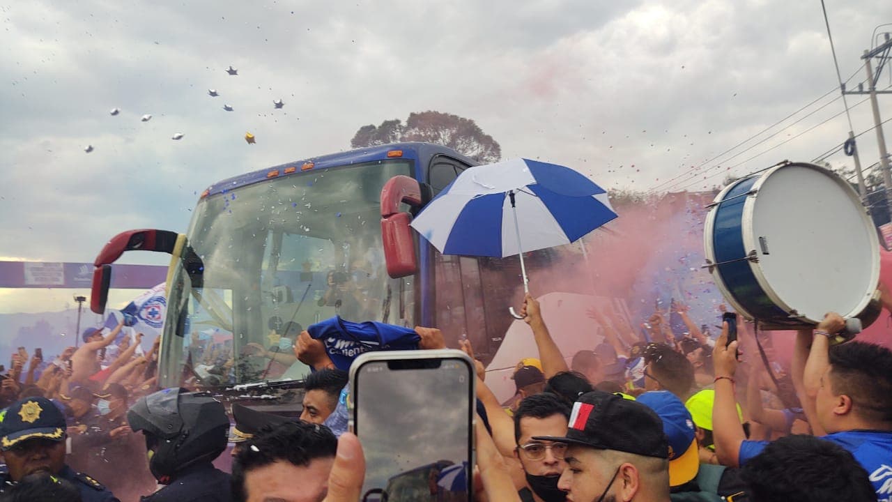 Simplemente espectacular... Miles de fans de la Máquina celeste dieron una histórica bienvenida a su equipo en el Azteca. ¡Qué imágenes!