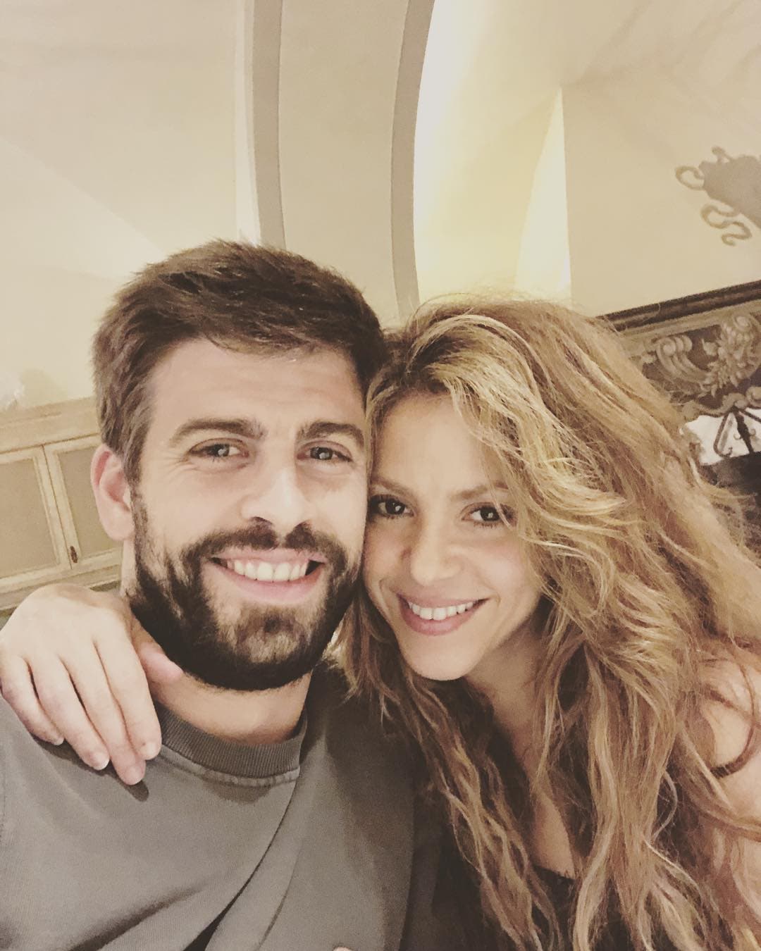 Además de hacerlo con los respectivos comunicados, Shakira no se ha pronunciado más ni sobre su separación de Piqué ni las acusaciones en su contra de la fiscalía de Barcelona.
<br>
