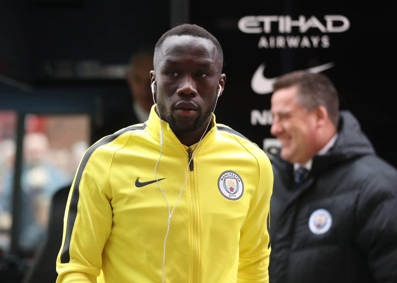 Defensa: para el lateral derecho estaría el francés Bakary Sagna (34 años). Tras debutar en Auxerre, pasó a jugar con Arsenal y su último equipo fue el Manchester City.