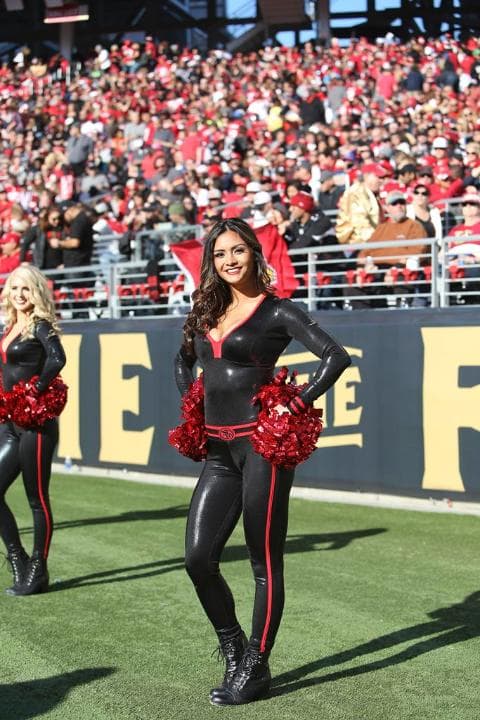 Las cheerleaders de los 49ers lucieron nuevamente estos hermosos diseños que resaltan la belleza de sus figuras. ¡Chécalas en la Semana 12!