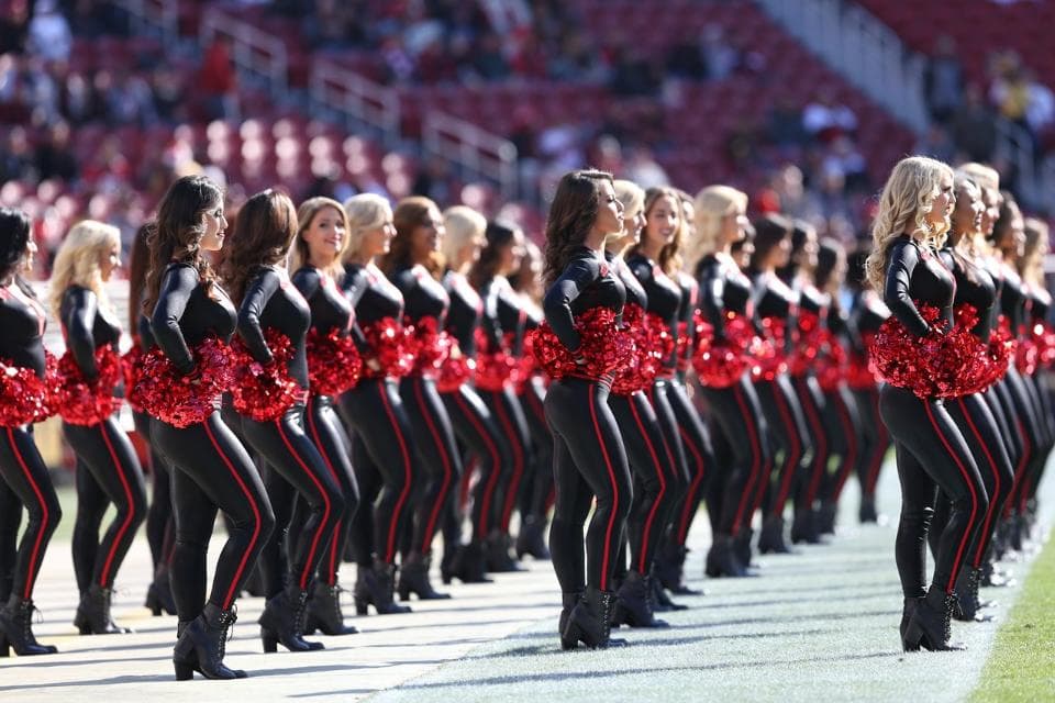 Las cheerleaders de los 49ers lucieron nuevamente estos hermosos diseños que resaltan la belleza de sus figuras. ¡Chécalas en la Semana 12!
