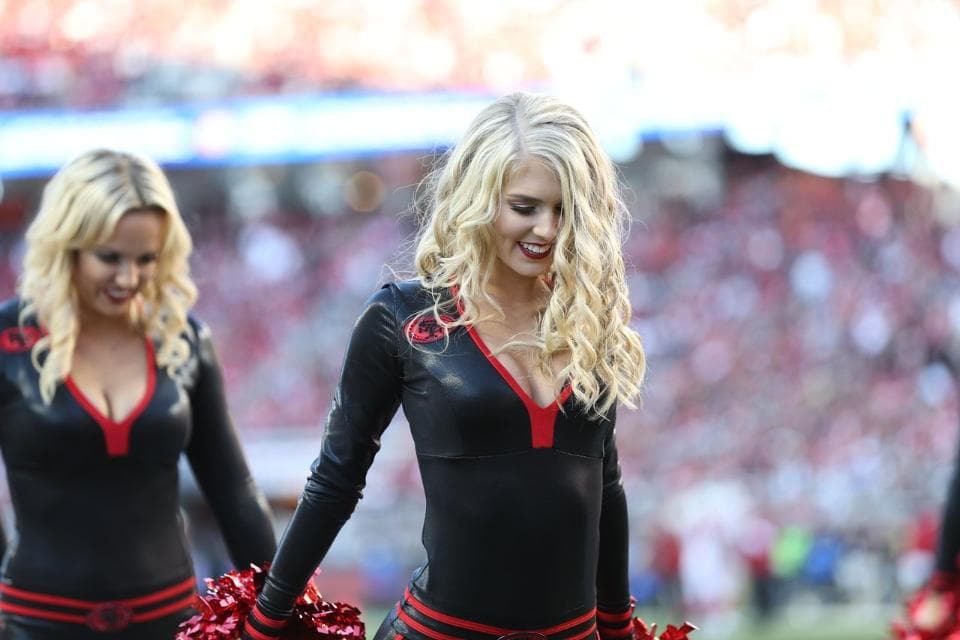 Las cheerleaders de los 49ers lucieron nuevamente estos hermosos diseños que resaltan la belleza de sus figuras. ¡Chécalas en la Semana 12!