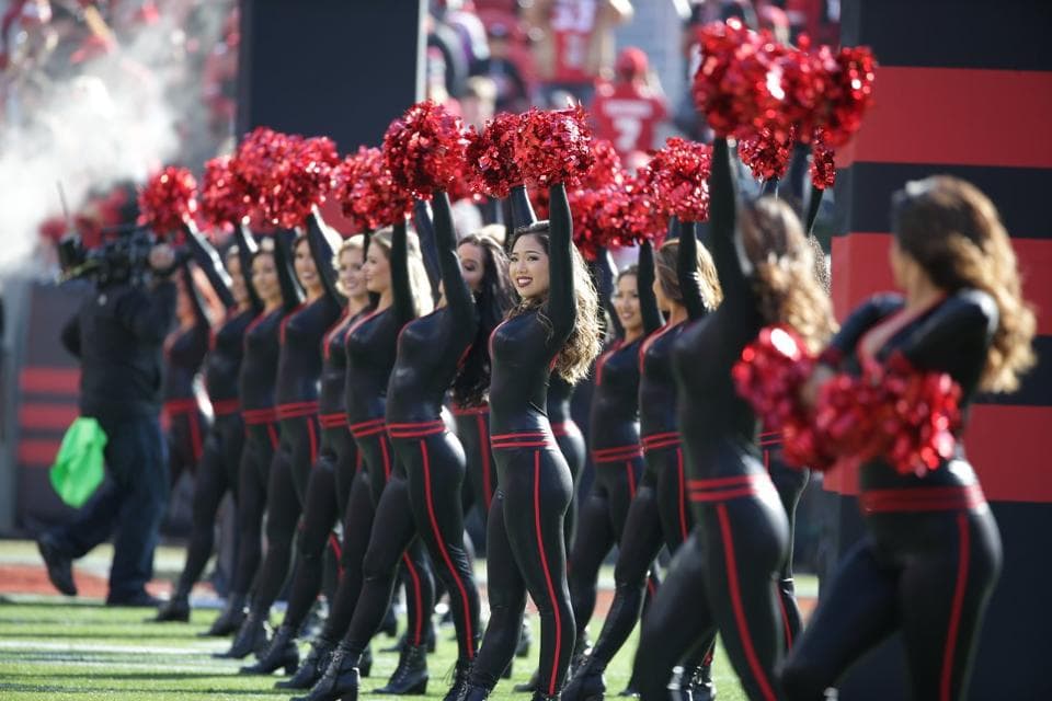 Las cheerleaders de los 49ers lucieron nuevamente estos hermosos diseños que resaltan la belleza de sus figuras. ¡Chécalas en la Semana 12!