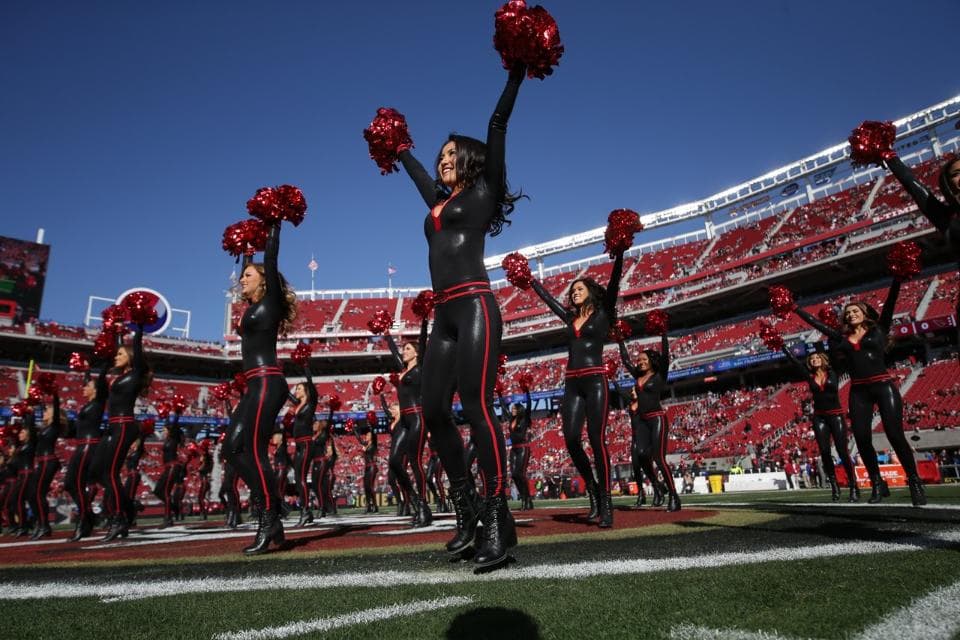 Las cheerleaders de los 49ers lucieron nuevamente estos hermosos diseños que resaltan la belleza de sus figuras. ¡Chécalas en la Semana 12!