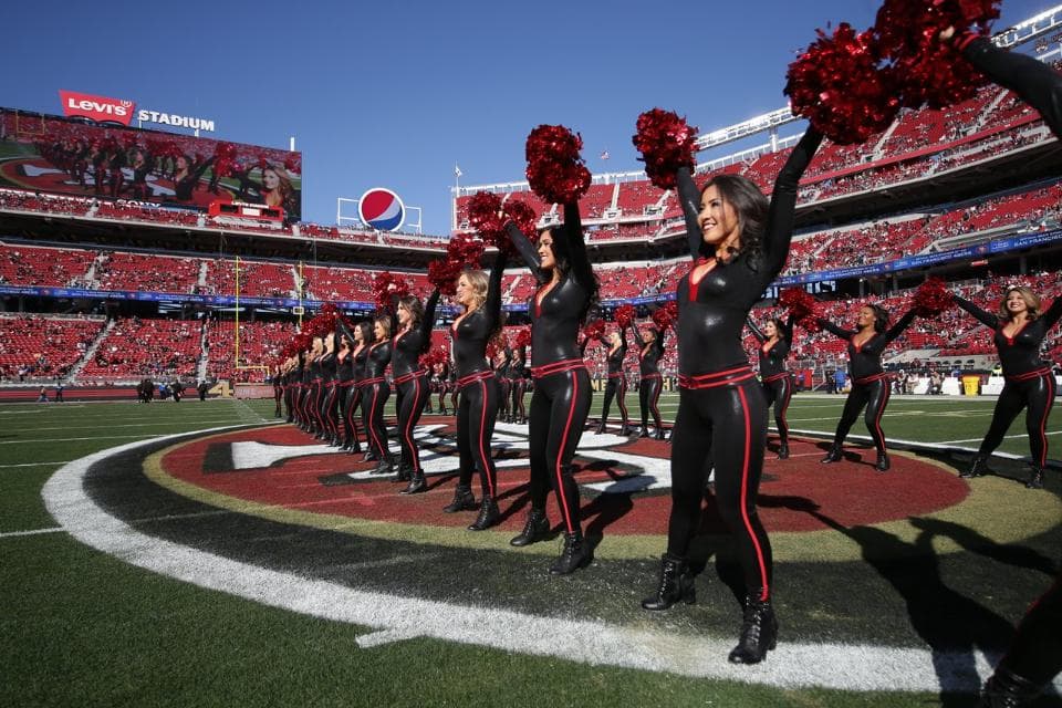 Las cheerleaders de los 49ers lucieron nuevamente estos hermosos diseños que resaltan la belleza de sus figuras. ¡Chécalas en la Semana 12!