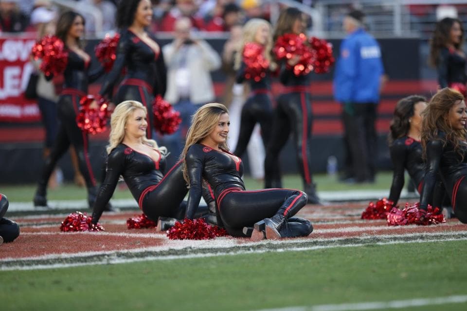 Las cheerleaders de los 49ers lucieron nuevamente estos hermosos diseños que resaltan la belleza de sus figuras. ¡Chécalas en la Semana 12!