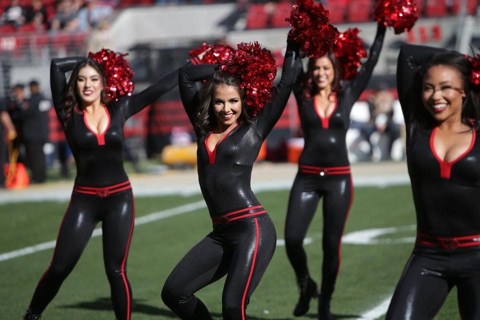 Las cheerleaders de los 49ers lucieron nuevamente estos hermosos diseños que resaltan la belleza de sus figuras. ¡Chécalas en la Semana 12!