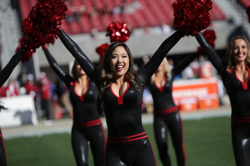 Las cheerleaders de los 49ers lucieron nuevamente estos hermosos diseños que resaltan la belleza de sus figuras. ¡Chécalas en la Semana 12!