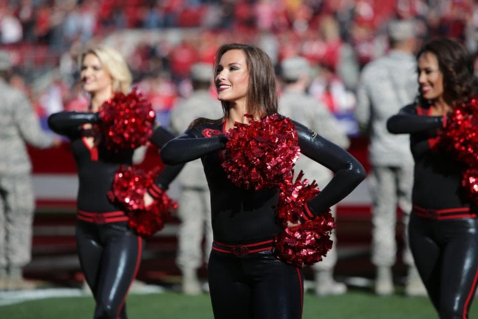 Las cheerleaders de los 49ers lucieron nuevamente estos hermosos diseños que resaltan la belleza de sus figuras. ¡Chécalas en la Semana 12!