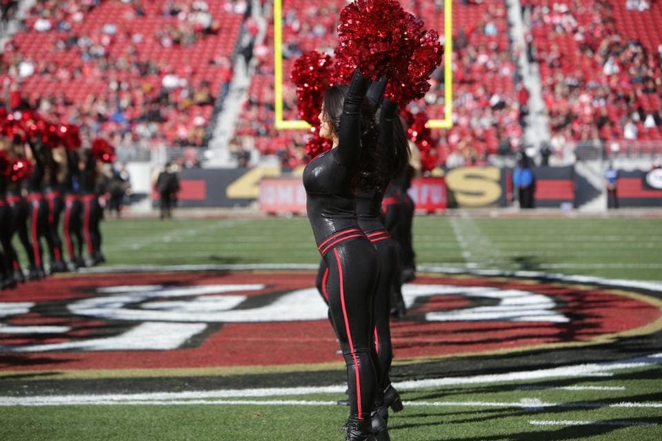 Las cheerleaders de los 49ers lucieron nuevamente estos hermosos diseños que resaltan la belleza de sus figuras. ¡Chécalas en la Semana 12!